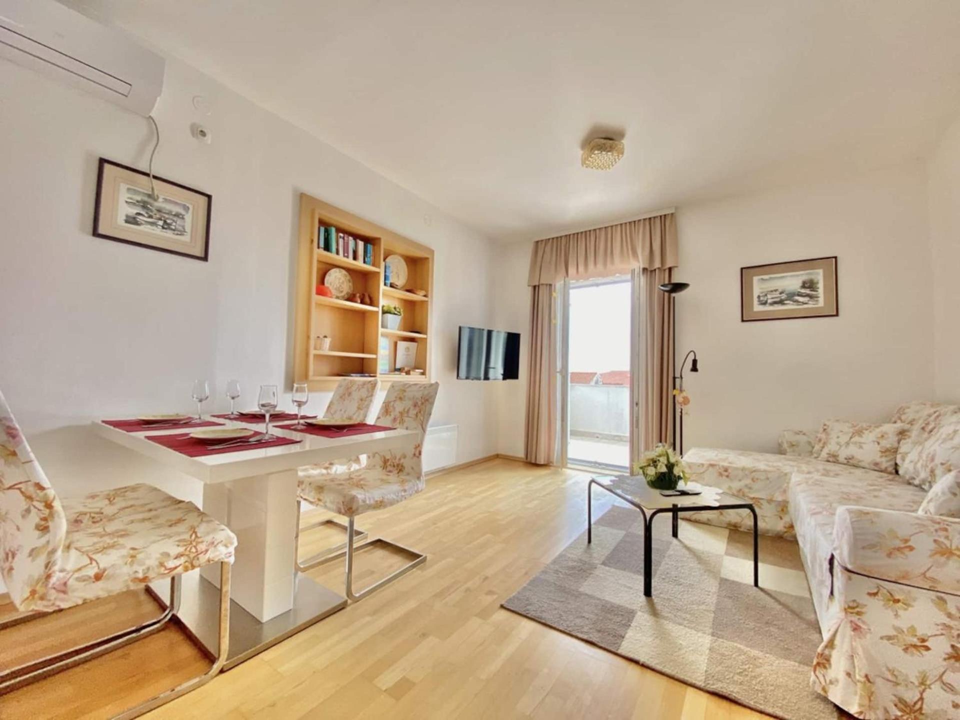 Family Apartments Viva Close To The Beach Krk Town Exteriör bild